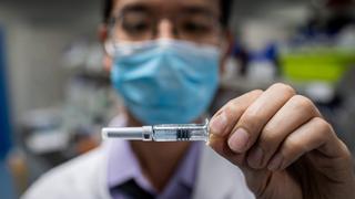 Universidad de Oxford probará posible vacuna contra el COVID-19 en niños y adultos mayores 
