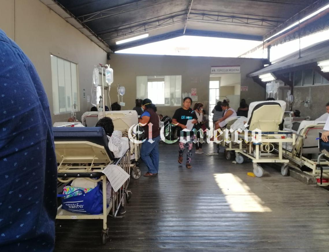 Pacientes de emergencia en el hospital María Auxiliadora se encuentran hacinados. Algunos son atendidos en los pasillos del centro de salud. (Foto: El Comercio)