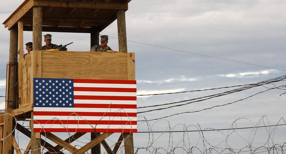 En esta fotografía obtenida de la Marina de Estados Unidos, los equipos de seguridad toman posiciones en el Campamento X-Ray de Guantánamo el 10 de enero de 2002. (Foto de US NAVY / AFP).