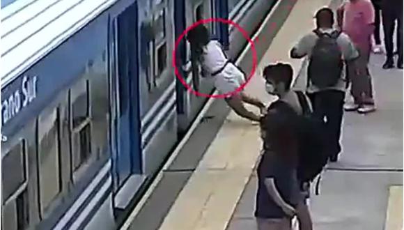 La mujer que cayó a las vías del tren Belgrano, en Argentina, y se salvó de milagro. Captura de video).