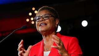 Karen Bass derrota a Rick Caruso y se convierte en la primera alcaldesa electa de Los Ángeles