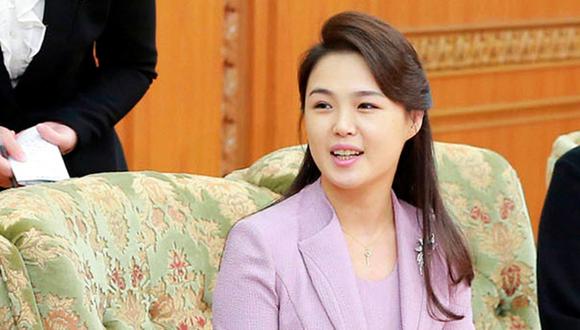 Los medios oficiales norcoreanos informaron de este acontecimiento calificando a Ri Sol-ju de "respetada primera dama"