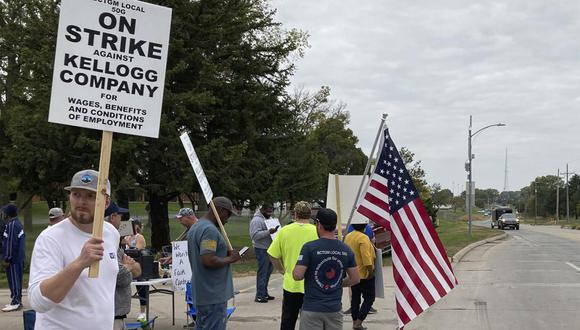 Trabajadores en huelga de una planta de cereal de Kellogg que exigen un alza salarial y mejores condiciones de trabajo protestan el miércoles 6 de octubre de 2021 cerca de una vía ferroviaria de la empresa, en Omaha, Nebraska. (AP Foto/Grant Schulte).