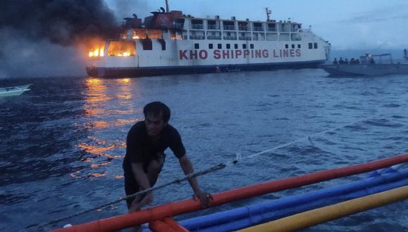El buque de pasajeros y carga MV Esperanza Star se incendia en aguas frente a Panglao, provincia de Bohol, Filipinas, 18 de junio de 2023. (Foto de EFE / EPA / Guardia Costera de Filipinas)
