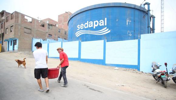 Familias enteras hacen filas para acceder al agua potable que Sedapal distribuye tras aniego en San juan de Lurigancho. (Fotos: Giancarlo Ávila)