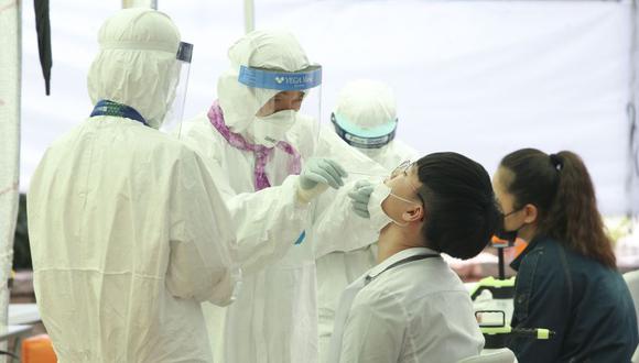 Coronavirus en Corea del Sur | Ultimas noticias | Último minuto: reporte de infectados y muertos sábado 20 de junio del 2020 | Covid-19 | Los trabajadores médicos que usan equipo de protección toman muestras de los estudiantes para detectar el coronavirus y la enfermedad COVID-19, en el centro de salud comunitario Gangseo-gu en Seúl. (Foto: EFE / EPA / KIM CHUL -SOO).