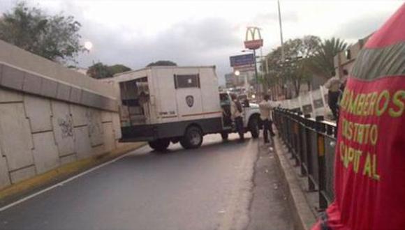 Venezuela: Presos mantienen como rehén a un policía en Caracas