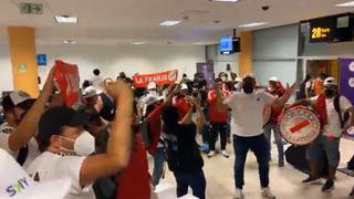 Perú vs. Uruguay: arman fiesta en el aeropuerto Jorge Chávez con hinchas que alentarán a la selección | VIDEO