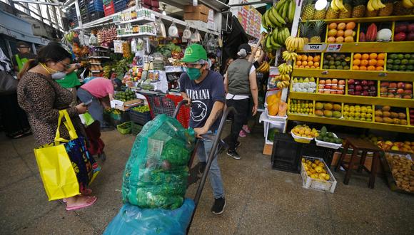 Coronavirus: Típica imagen de un mercado en Lima durante la cuarentena por el Covid-19. Foto: AFP.
