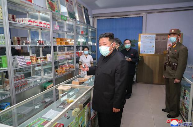 El líder de Corea del Norte Kim Jong-un visita una farmacia en Pyongyang. (AFP).