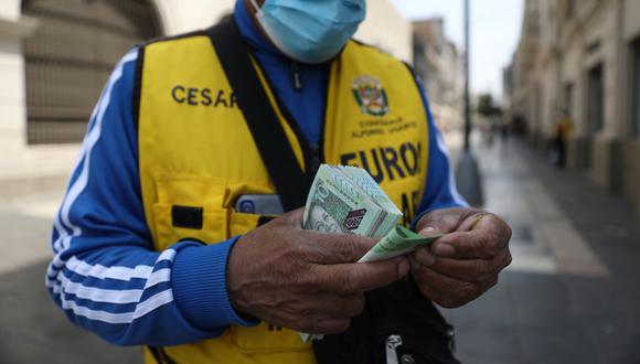 En el mercado paralelo o casas de cambio de Lima, el tipo de cambio se cotiza a a S/3,970 la compra y S/4,010 la venta de cada dólar. (Foto: Julio Reaño / GEC)