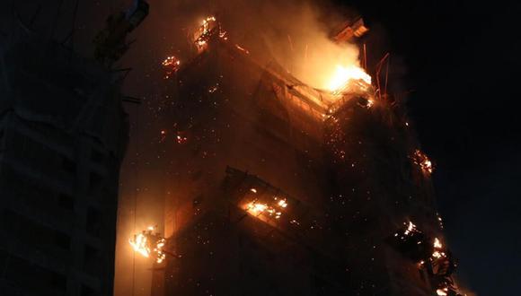 Un incendio de grandes proporciones se registró en la ciudad de Recife, en Pernambuco, Brasil, el 28 de marzo de 2024. (Foto de Paullo Almeida / Folha de Pernambuco)