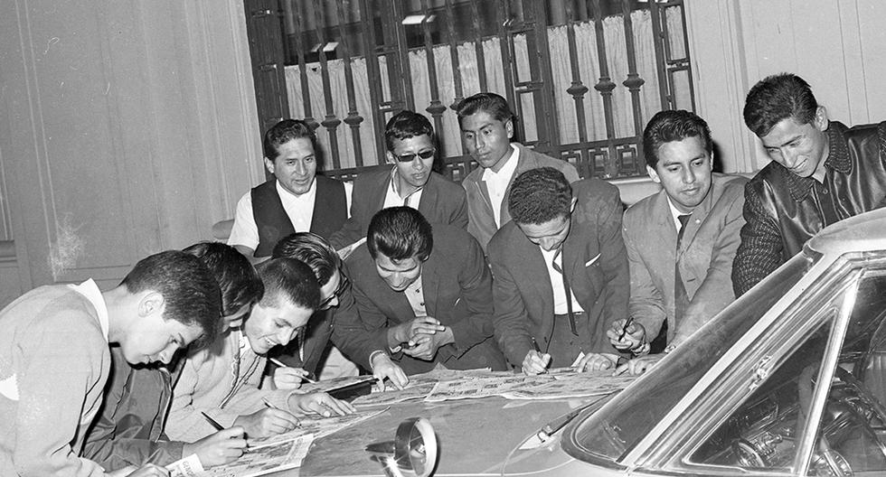 Geniogramistas resuelven en la calle el geniograma gigante de navidad del decano. Postal de 1966. Foto: GEC Archivo Histórico