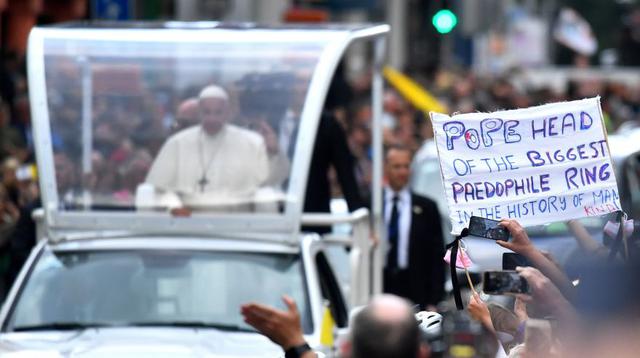 Varios grupos de víctimas de los abusos cometidos por el clero en Irlanda organizaron hoy protestas en Dublín, en la primera jornada del viaje de dos días que efectúa el papa Francisco a este país para participar en el Encuentro Mundial de las Familias. (Foto: Reuters)