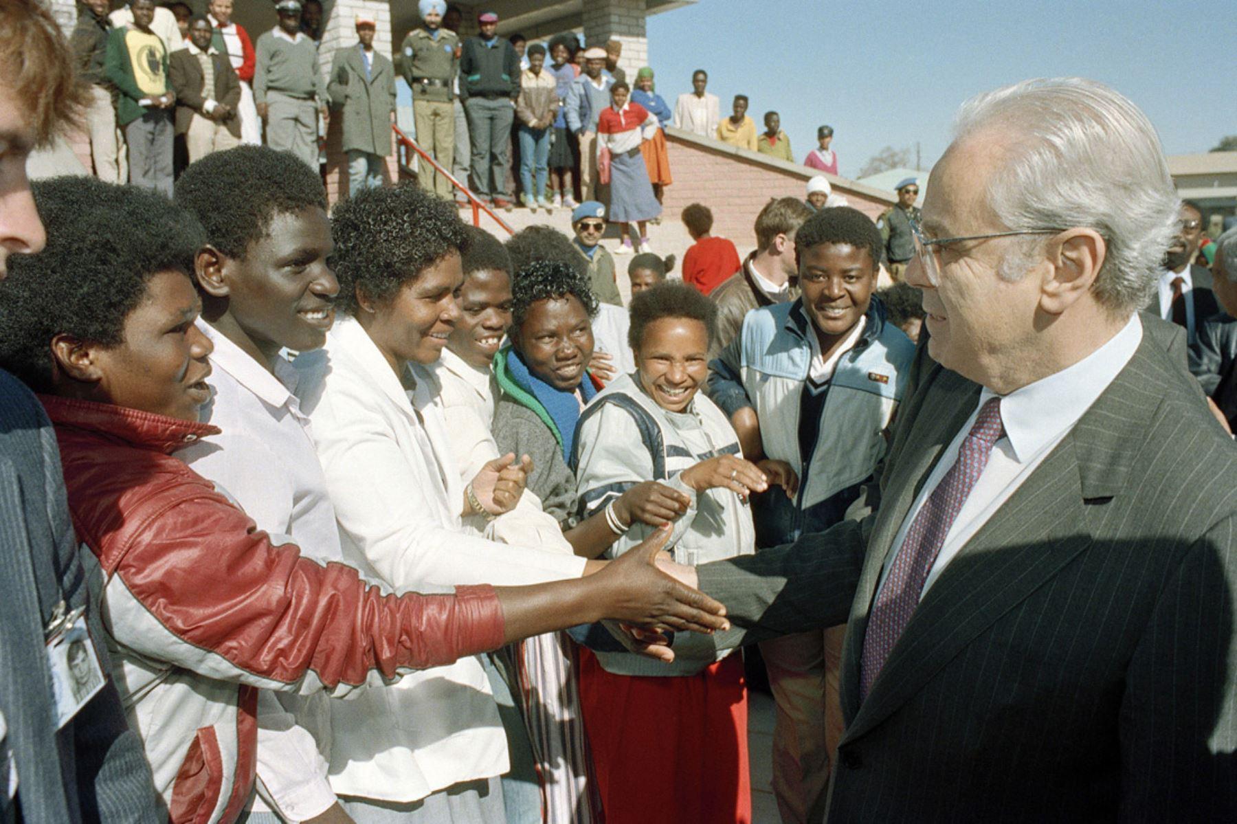 Esta imagen de julio de 1989 muestra a Javier Pérez de Cuéllar junto a residentes de Katatura, un municipio de Windhoek, en Namibia. (Foto: ONU)