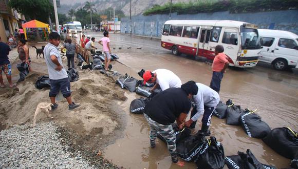 Sacos de arena fueron colocados estratégicamente y ayudaron al desvío del huaico. (Foto: Félix Ingaruca / GEC)