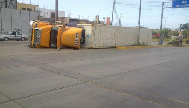 Callao: un camión se volcó en la avenida Argentina - 2