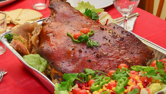 Una pierna de chancho al horno puede ser la protagonista de tu cena navideña. Acompáñala con una ensalada colorida y un puré de manzana o camote, no tendrá pierde. (Foto: iStock)