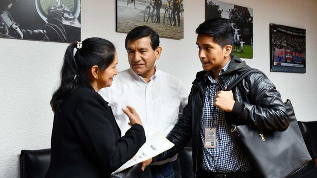 El ministro del Interior, Carlos Morán, se reunió hoy con los familiares de los dos policías fallecidos. (Foto: Mininter)