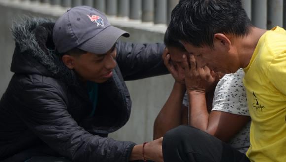La gente llora mientras espera los cuerpos de sus seres queridos, víctimas del tiroteo de la víspera en una cooperativa en Guayaquil, Ecuador, el 31 de marzo de 2024. (Foto de Gerardo Menoscal/AFP).