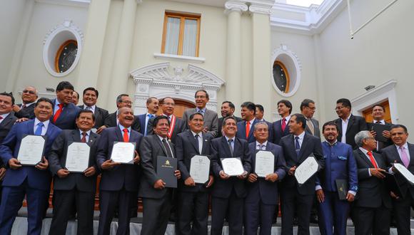 El día en que el presidente de la República, Martín Vizcarra, entrega las credenciales a los gobernadores regionales. (Foto: Presidencia)