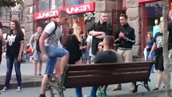 Indignante ataque a pareja homosexual en Ucrania [VIDEO]
