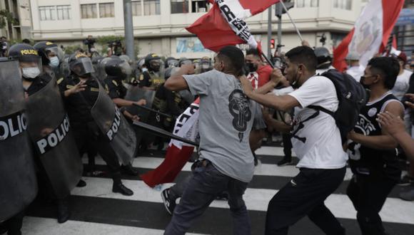 Manifestantes se enfrentan a la Policía Nacional en su intento por llegar al Congreso. (Anthony Niño de Guzmán/ @photo.gec)