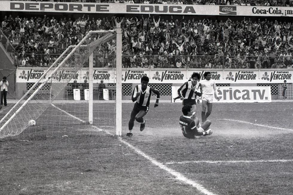 En el trágico accidente perdieron la vida Luis “Potrillo” Escobar y Alfredo Tomassini, dos delanteros con mucho potencial que comandaban el ataque aliancista y con mucho futuro en la Selección peruana. Otro jugadores que también perdieron la vida en el accidente fueron José Casanova, Daniel Reyes y Carlos “Pacho” Bustamante, todos ellos con mucha proyección y que integraban la Selección Peruana.  (Foto GEC Archivo Histórico)