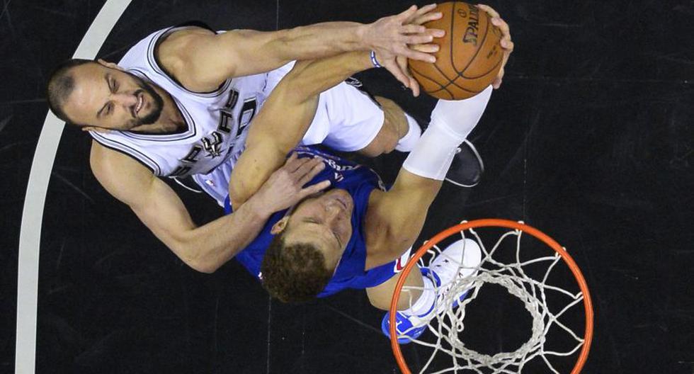 Jugador de los Clippers Blake Griffin (dcha) lucha por el balón con Manu Ginobili (izq), de los Spurs. (Foto: EFE)