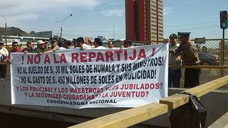 Colocan carteles en Vía Expresa contra ‘repartija de sueldos’