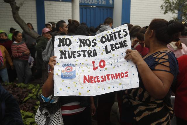 Madres protestan en el exterior del local de vaso de leche en San Juan de Lurigancho. (Foto: Cesar Campos/@photo.gec)