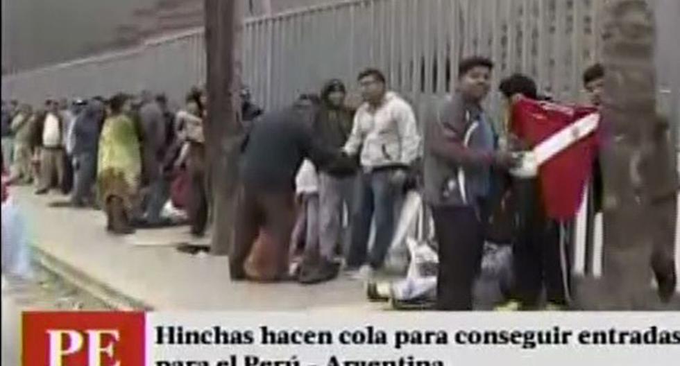 Perú vs Argentina: hinchas hacen largas colas por un boleto. (Foto: captura)