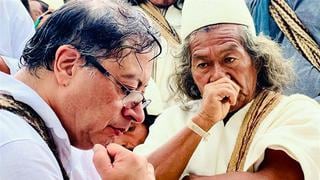 Gustavo Petro recibe la bendición de los indígenas antes de su histórica investidura en Colombia