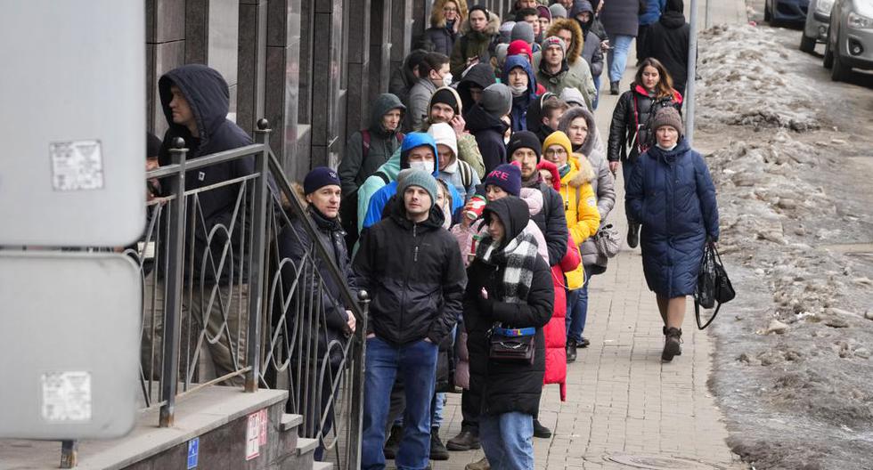 La gente hace fila para retirar dólares estadounidenses y euros de un cajero automático en San Petersburgo, Rusia, el viernes 25 de febrero de 2022. (Foto AP/Dmitri Lovetsky).