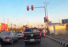 YouTube: motociclista se salva de ser aplastada por camión