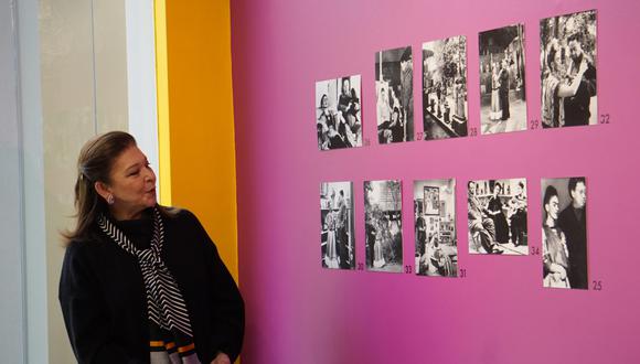 La embajadora de México en Bolivia, María Teresa Mercado, visitó la exposición “Frida Kahlo y Diego Rivera, registros biográficos”. (Foto: EFE/ Javier Mamani)