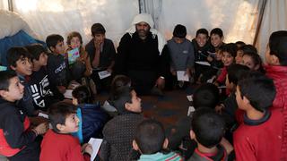 Tras huir de bombardeos, niños sirios aprenden a leer en campamentos fronterizos | FOTOS