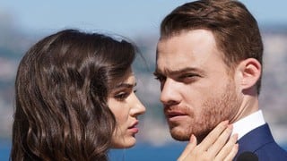 Por qué se habrían separado Hande Erçel y Kerem Bürsin según la prensa turca 