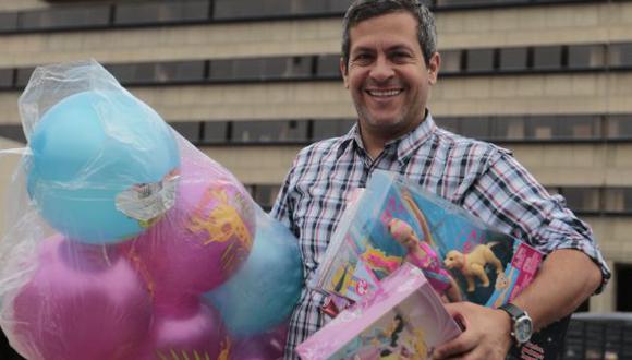 Fabricio Sierra, el DT que lleva regalos a pacientes con cáncer