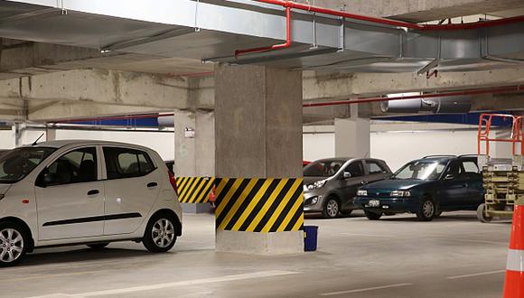 Iniciativa plantea que clientes deberán acreditar consumo mínimo en bienes y servicios para no pagar por estacionamientos. (Foto: El Comercio)