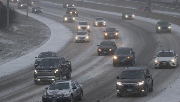 Vehículos se mueven en la autopista 1-90 Kennedy durante la tormenta de invierno antes de las vacaciones de Navidad, en Chicago el 22 de diciembre de 2022. (Foto de KAMIL KRZACZYNSKI / AFP)