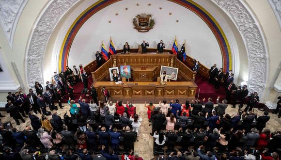 El presidente de la Asamblea Nacional Jorge Rodríguez; Iris Varela, primera vicepresidenta y Didalco Bolívar, segundo vicepresidente durante un evento oficial hoy, martes, en Caracas. (EFE/ Rayner Peña).