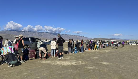 La gente espera en la fila hasta que un autobús salga del festival Burning Man en Black Rock City, Nevada, EE. UU., el 4 de septiembre de 2023. (Foto de EFE/EPA/BOOMY JENSEN)