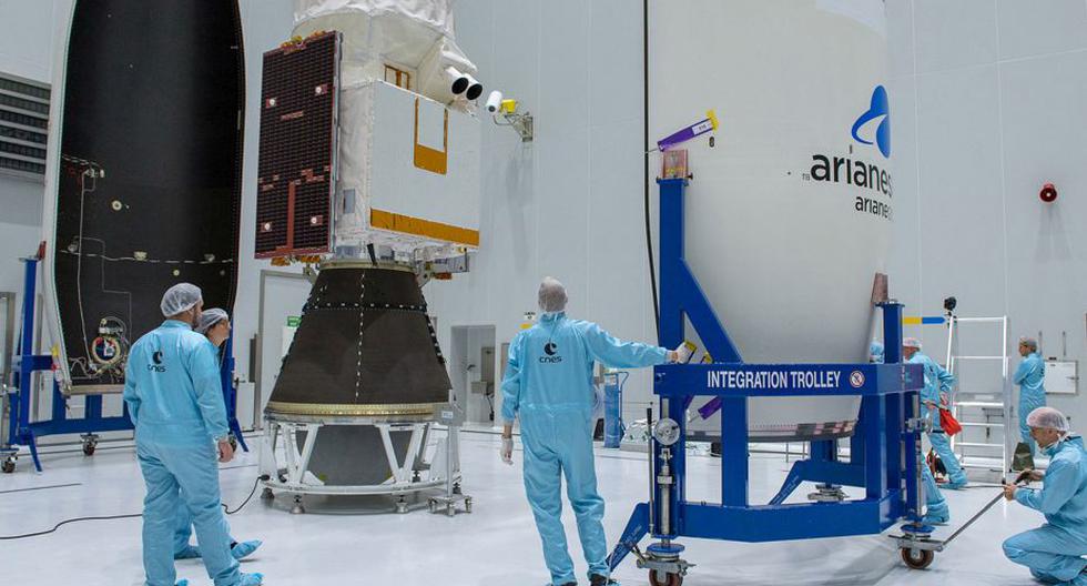 Aeolus de la ESA ya está encapsulado dentro del lanzador Vega, listo para el despegue. (Foto: ESA)