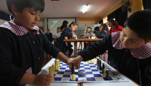 Los más pequeños aprenden las reglas del ajedrez jugando en los talleres de vacaciones útiles de los distritos arequipeños.