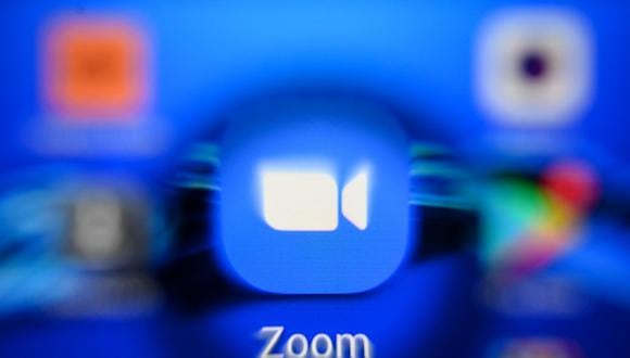 Una fotografía tomada el 18 de octubre de 2021 en Moscú muestra el logotipo de la aplicación de red social Zoom en la pantalla de una tableta. (Foto de Kirill KUDRYAVTSEV / AFP)