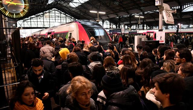 La huelga de transportistas en Francia se mantiene. Mientras la mayoría de líneas siguen sin funcionamiento, los pocos transportes públicos que funcionaban están abarrotados. (Foto: AFP)