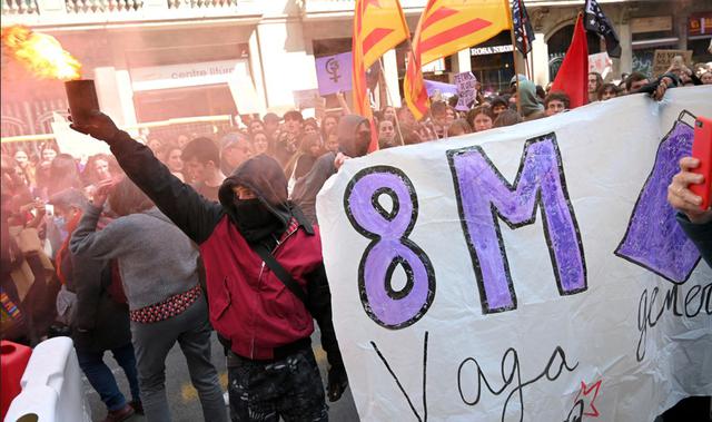Hombres y mujeres en Barcelona (España)  salieron a las calles para manifestarse a favor de la igualdad de derechos y oportunidades en el Día Internacional de la Mujer 2023, que se conmemora este 8 de marzo | Foto: LLUIS GENE / AFP