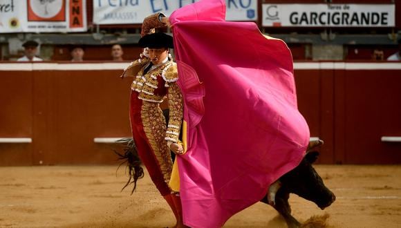 El matador peruano Andrés Roca Rey realiza un pase sobre un toro de Garcigrande en la arena Plumacon durante el festival de La Madeleine en Mont-de-Marsan, suroeste de Francia, el 19 de julio de 2023. (Foto de GAIZKA IROZ / AFP)