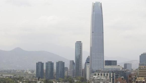 Desde este lunes, Santiago de Chile muestra un cielo gris poco habitual para esta época del año. (EFE)
